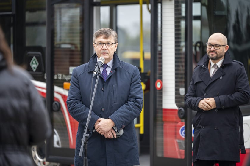 Prezes MPK Wrocław Witold Woźny i Waldemar Wlazło z Solaris Bus & Coach przed autobusem Solaris Urbino 12 hydrogen w zajezdni Obornicka